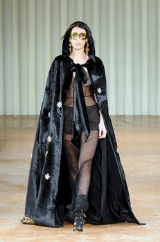 Возбуждающие соски Беллы Хадид на Alberta Ferretti Show фото #3