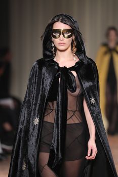 Возбуждающие соски Беллы Хадид на Alberta Ferretti Show фото #4