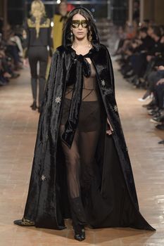 Возбуждающие соски Беллы Хадид на Alberta Ferretti Show фото #5