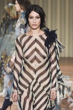 Возбуждающие соски Беллы Хадид на Alberta Ferretti Show фото #7