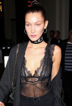 Соски Беллы Хадид под прозрачным платьем в Западном Голливуде фото #1