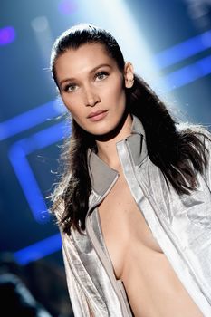 Белла Хадид дефилирует в откровенном наряде на Gala Runway Show фото #3