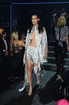 Белла Хадид дефилирует в откровенном наряде на Gala Runway Show фото #9