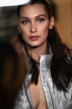 Белла Хадид дефилирует в откровенном наряде на Gala Runway Show фото #12