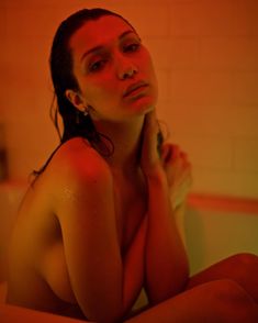 Торчащие соски Беллы Хадид в Visionaire фото #4