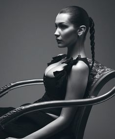 Шикарная грудь Беллы Хадид в журнале Double фото #1