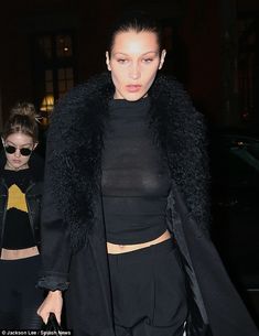 Белла Хадид случайно засветила голую грудь в прозрачном наряде фото #1