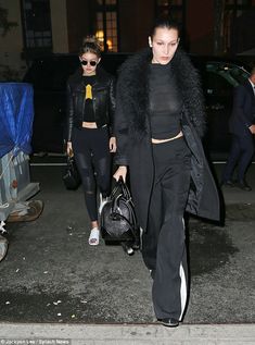 Белла Хадид случайно засветила голую грудь в прозрачном наряде фото #2