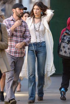 Взбудораженные соски Беллы Хадид под майкой в Нью-Йорке фото #2