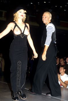 Мадонна показала голую грудь на Fashion Show фото #4