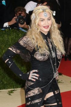 Прозрачное платье Мадонны на Givenchy At Met Gala фото #3