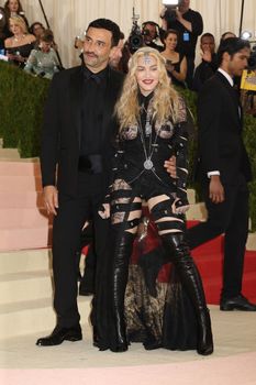 Прозрачное платье Мадонны на Givenchy At Met Gala фото #4