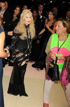 Прозрачное платье Мадонны на Givenchy At Met Gala фото #5