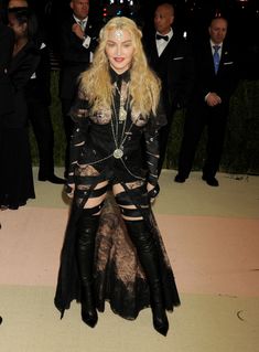 Прозрачное платье Мадонны на Givenchy At Met Gala фото #7