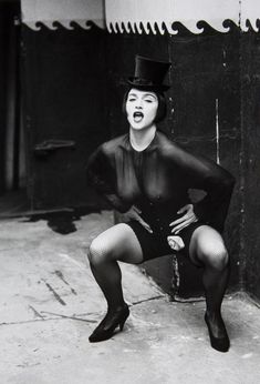 Через прозрачную блузку Мадонны видно голую грудь фото #6