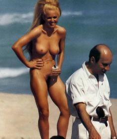 Совершенно голая Мадонна на пляже Майами фото #1