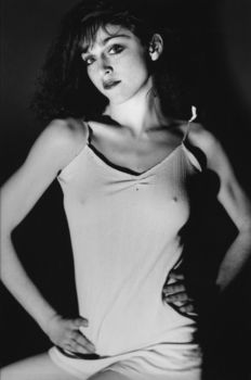 Соски Мадонны торчат сквозь майку фото #1