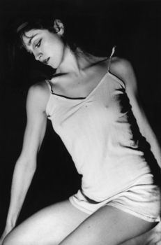 Соски Мадонны торчат сквозь майку фото #4