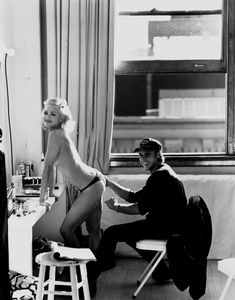 Нежная Мадонна позирует топлесс для Vanity Fair фото #2