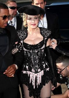 Мадонна засветила попку на The 57th Annual GRAMMY Awards фото #6