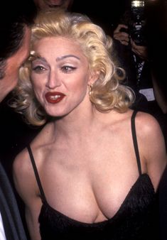 Мадонна в платье с открытым декольте на Tribute to Andrew Lloyd Weber фото #1