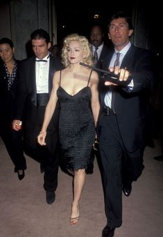 Мадонна в платье с открытым декольте на Tribute to Andrew Lloyd Weber фото #8