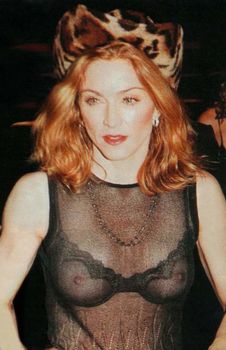 Мадонна засветила сиськи на Versace versus show фото #1