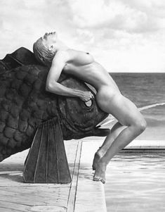 Раздетая Мадонна на бронзовом карпе из книги «Секс» фото #1