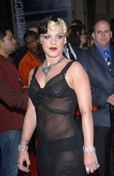 Пинк в прозрачном платье на Annual American Music Awards фото #1