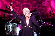 Голая грудь Пинк в прозрачном платье фото #3