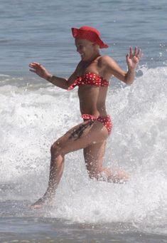 Пинк в купальнике резвится в волнах фото #1