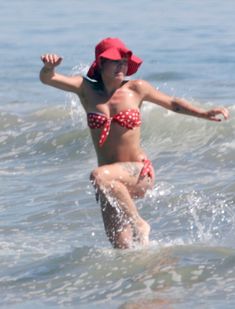 Пинк в купальнике резвится в волнах фото #2