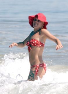 Пинк в купальнике резвится в волнах фото #4