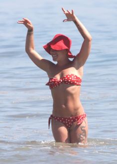 Пинк в купальнике резвится в волнах фото #5