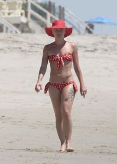 Пинк в купальнике резвится в волнах фото #6