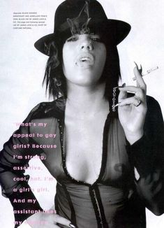 Сочные сосочки Пинк под прозрачной блузкой в журнале The Face фото #2