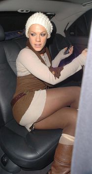 Пинк случайно засветила трусики в машине фото #2