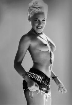 Обнажённая грудь Пинк для фотосессии от Брайана Адамса фото #1