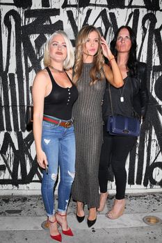 Джоанна Крупа в платье без лифчика в Западном Голливуде фото #14