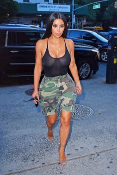 Засвет груди Ким Кардашьян на шопинге фото #1