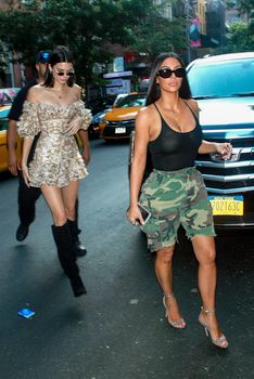 Засвет груди Ким Кардашьян на шопинге фото #12