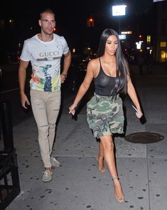 Засвет груди Ким Кардашьян на шопинге фото #14