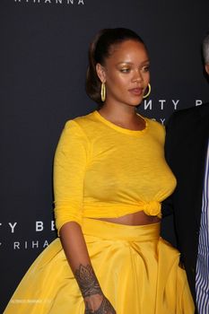 Рианна без лифчика на вечеринке Fenty Beauty фото #3