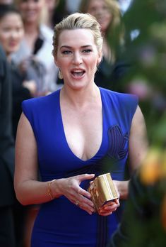 Кейт Уинслет с глубоким декольте на премьере «Небольшой хаос» фото #9