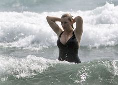 Кэйт Уинслет засветила сосок в Окленде фото #3