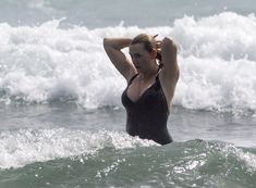 Кэйт Уинслет засветила сосок в Окленде фото #4