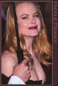 Николь Кидман засветила возбуждающую грудь в шикарном платье фото #2