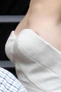 Николь Кидман засветила сосок на фото-конференции для «Австралии» фото #2