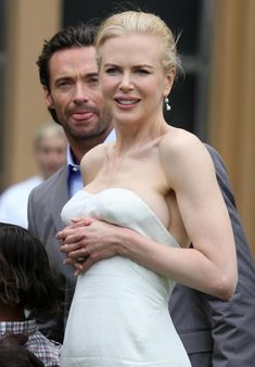 Николь Кидман засветила сосок на фото-конференции для «Австралии» фото #3