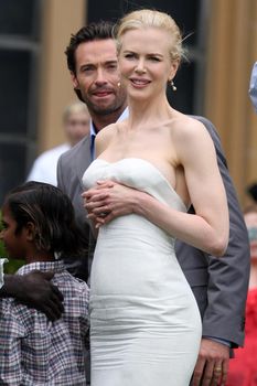 Николь Кидман засветила сосок на фото-конференции для «Австралии» фото #4